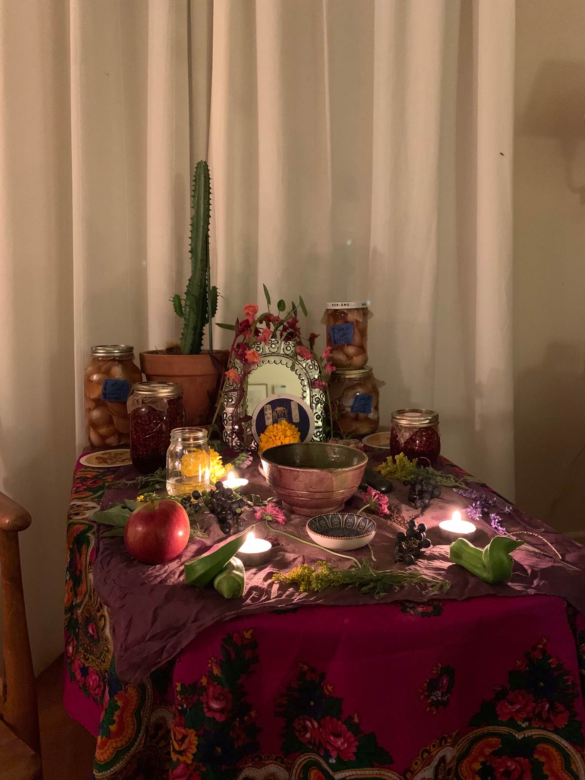 A photo og an altar with fall offerings